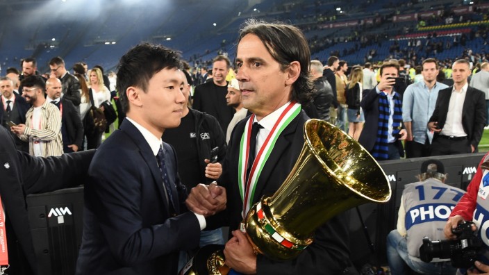 Inter-Coach Inzaghi: König der Pokale: Simone Inzaghi (rechts) mit Inters Klubpräsidenten Steven Zhang und der goldenen Coppa Italia.