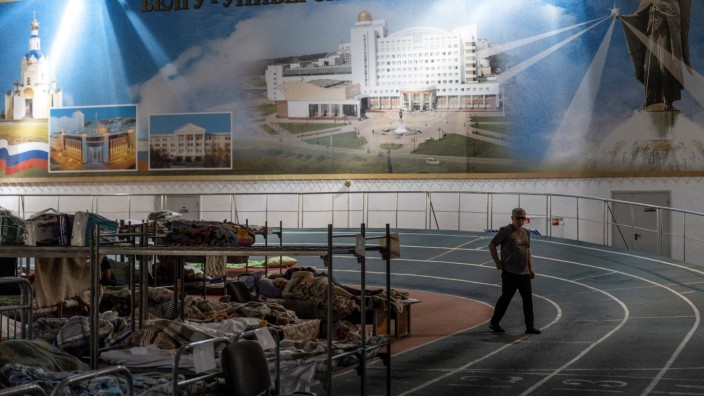 Grenzregion in Russland: Viele Menschen aus Schebekino, einer russischen Stadt an der Grenze zur Ukraine, sind nach Belgorod geflüchtet und wurden dort in einer Sporthalle untergebracht.