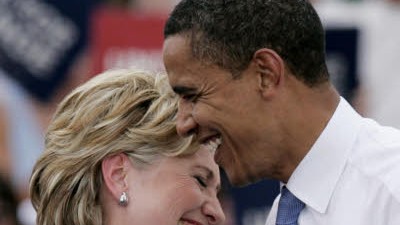 Gemeinsamer Auftritt von Clinton und Obama: Wohl inszenierte Einigkeit: Hillary Clinton und Barack Obama.