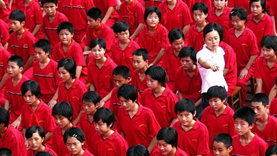 China und seine Kritiker (1): Unantastbare Autoritätsperson: Der Lehrer in China hat nach wie vor die Funktion eines reinen Wissensvermittlers. Hier üben Schüler mit der Lehrerin für den chinesischen Nationalfeiertag.