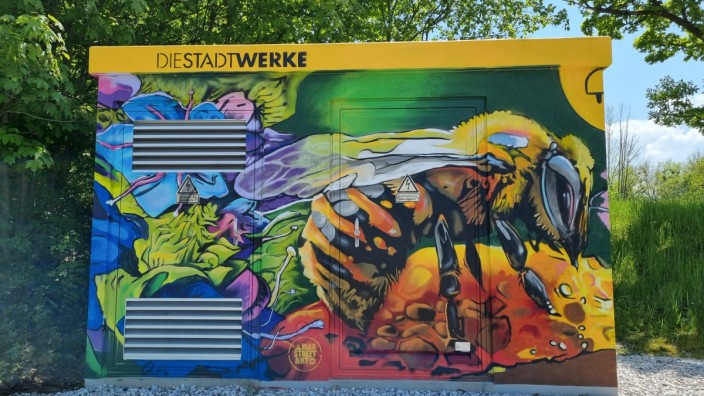 Graffiti in Bad Tölz: Bunt und farbenfroh statt kahl und grau: Eine weitere Tölzer Trafostation hat einen neuen Anstrich bekommen.