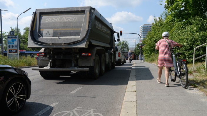 SZ-Serie "Rauf aufs Rad": Es gibt in München viele Stellen, wo der Radweg plötzlich endet - so wie hier im Bereich Hultschiner Straße, Zamdorfer-, Truderinger- und Zamilastraße.