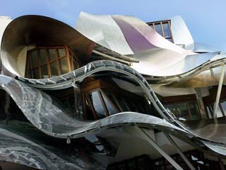 Fensterfront am neuen Gehry-Hotel in Elciego, Reuters
