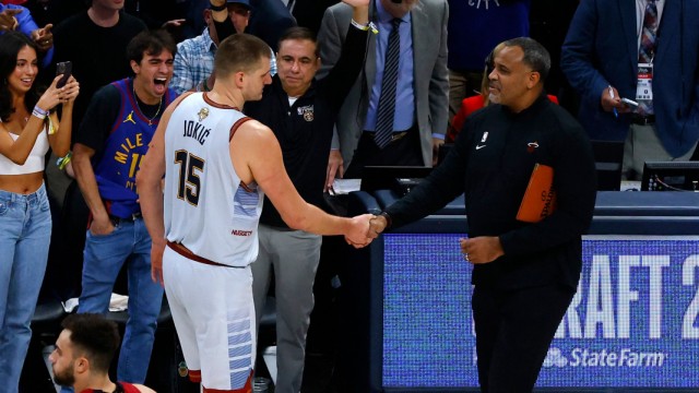 Campione NBA Denver Nuggets: Grazie Presentatore: Dopo la partita, il centro dei Nuggets è andato agli Heat, i giocatori e i perdenti si sono calmati.