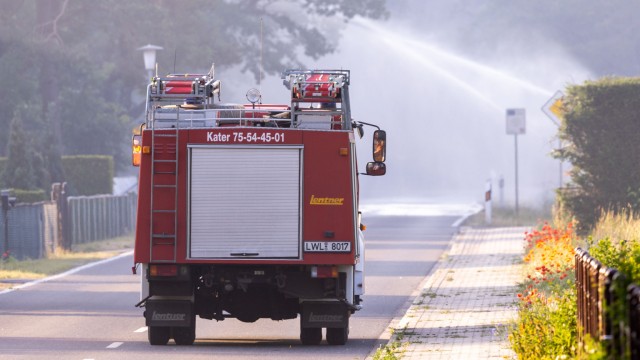 Waldbrände in Mecklenburg-Vorpommern: Feuerwehr in Volzrade