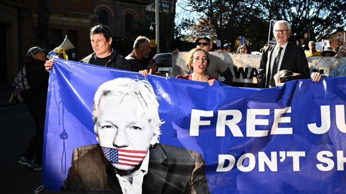 Fall Julian Assange: Die juristischen Optionen von Julian Assange werden immer weniger: Stella Assange (Mitte) führt im Mai eine Demonstration für die Freilassung ihres Ehemanns in Sidney/Austalien an.