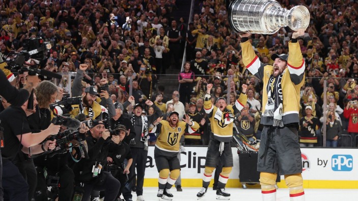 NHL-Sieger Vegas Golden Knights: Mark Stone, dreifacher Torschütze im letzten Finalspiel der NHL, stemmt die Trophäe in die Höhe: Die Vegas Golden Knights holten den Stanley Cup.