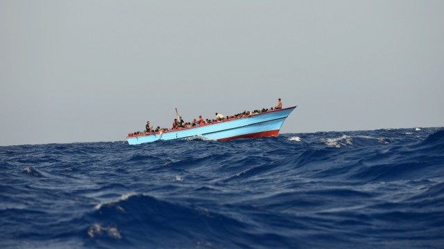Fuga in Europa: ogni giorno i migranti salpano dal Nord Africa su barche sovraffollate troppo piccole per raggiungere l'Europa.  Foto scattata da una ONG.