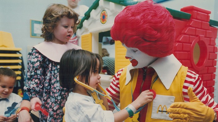 Ungesunde Lebensmittel: Ungesunde Nähe? 15 Prozent der deutschen Kinder sind übergewichtig - auch dank Burgern und Pommes, die das McDonald's-Maskottchen der Jugend nahebringt, wie hier 1992 in Kanada.