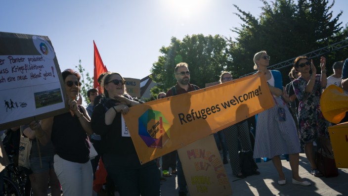 Flüchtlingsunterkunft: Die Flüchtlinge sind hier willkommen: Dieses Zeichen wollten die Teilnehmenden der Kundgebung am Dienstag setzen.