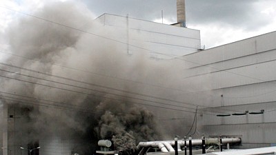 Wohnen neben dem Kraftwerk: Feuerwehrleute löschen einen Brand auf dem Gelände des AKW Krümmel. 2007 wurden die Atomkraftwerke Krümmel und Brunsbüttel nach Zwischenfällen abgeschaltet.