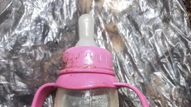 Kolumbien: Im Wald haben die Geschwister Spuren hinterlassen, etwa diese Flasche.