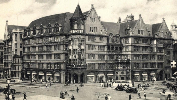Ende vom Karstadt am Hauptbahnhof: An prominenter Stelle lässt Hermann Tietz 1905 sein Warenhaus errichten. Ein Reporter von damals beschreibt den monumentalen Bau als "Empfangssaal" der Stadt. (Aufnahme in etwa aus den 1930er-Jahren)