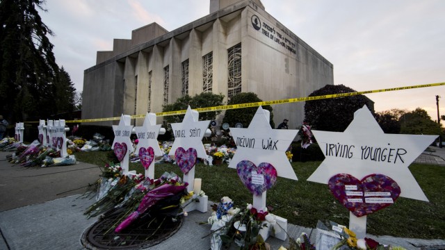 USA: Pittsburgh im Oktober 2018 nach dem Anschlag: Gedenken vor der "Tree of Life"-Synagoge nach den tödlichen Schüssen.