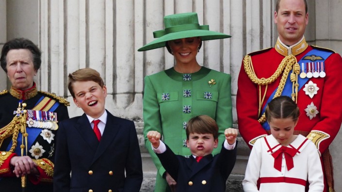 Leute: Prinz Louis (Mitte) auf dem Balkon des Buckingham Palace, mit seinen Eltern Kate und William und seinen Geschwistern George und Charlotte.