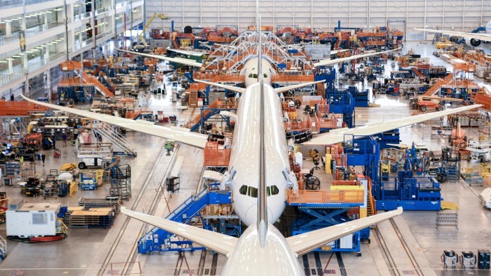 Luftfahrt: Airbus und Boeing kommen gar nicht hinterher, all die bestellten Flugzeuge auch zu bauen. Hier bauen Boeing-Mitarbeiter Maschinen vom Typ 787 zusammen.