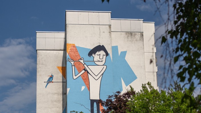 Streetart in München: Das lokale Streetart-Kollektiv "Der blaue Vogel" hat ein Hochhaus in Neuperlach bemalt.