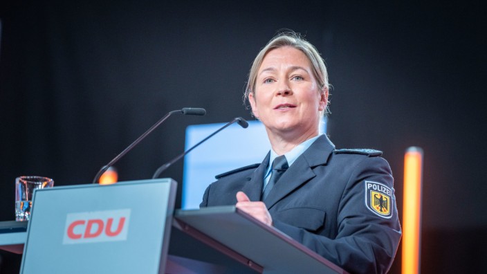 Claudia Pechstein hält eine Rede bei einer CDU-Veranstaltung in Polizeiuniform