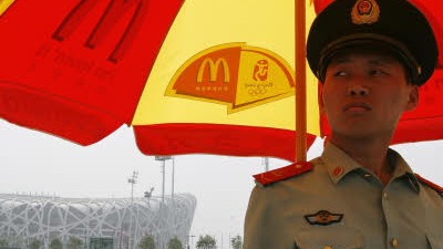 Human Rights Watch kritisiert IOC: Ein chinesischer Milizionär bewacht das Nationalstadion in Peking.