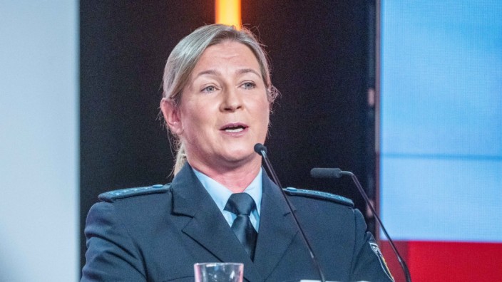 Claudia Pechstein in Polizeiuniform bei einer Rede auf einem CDU-Konvent