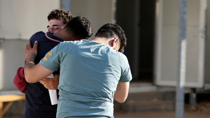 Europäische Gerechtigkeitskrise: Der syrische Überlebende Mohammed, 18, umarmt seinen Bruder Fadi.