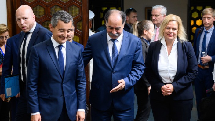 Faeser in Tunis: Der tunesische Innenminister Kamel Fekih (M.) empfängt seine Amtskollegen Nancy Faeser (r.) und Gérald Darmanin in Tunis.
