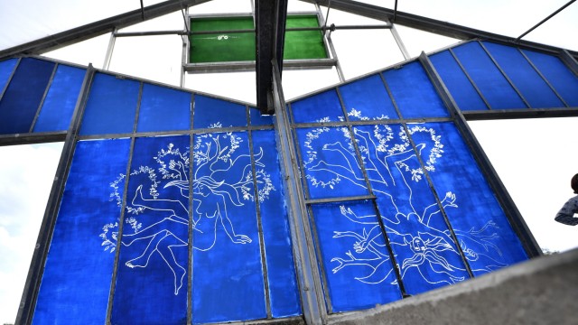 Ehemalige Gärtnerei Demmel: ...als auch mystische Figuren, die in die alte Glashauswand geritzt wurden - und unter anderem die Wandlung einer Baumfrau zeigen.