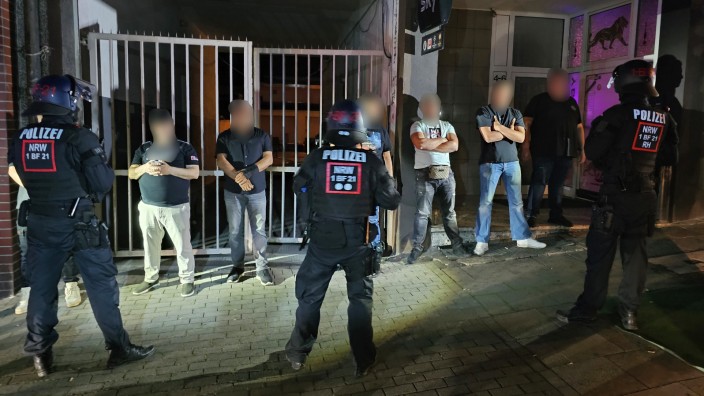 Clankriminalität: Polizisten bewachen Teilnehmer einer Massenschlägerei in Essen.