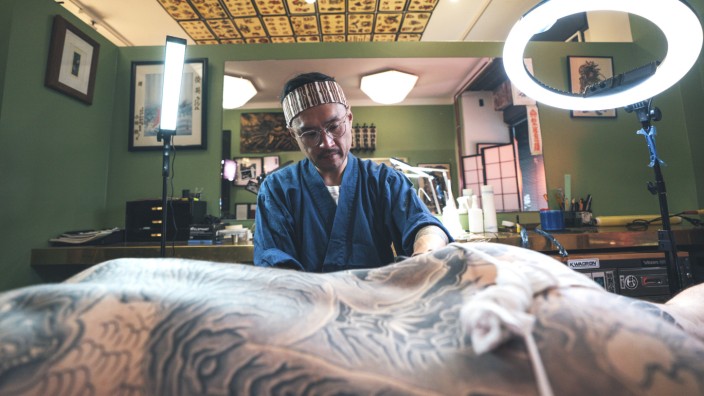 ARD-Serie "Flaesh" zu Tattoo-Kultur: Hideya Okada tätowiert in seinem Berliner Studio traditionelle japanische Motive - was bei einem ganzen Rücken schon mal über 60 Stunden dauern kann.