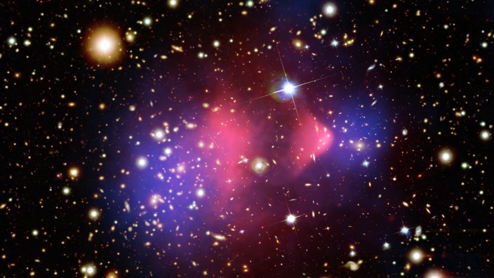 Astrophysik: Zusammenstoß zweier Galaxien im "Bullet Cluster". Die blau dargestellte Dunkle Materie wurde bislang nur durch indirekte Effekte nachgewiesen.