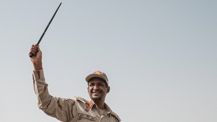 Sudan: Gilt als Schuldiger an schrecklichen Menschenrechtsverletzungen: Milizenführer Mohammed Hamdan Daglo, Kampfname Hemeti (Archivbild von 2019).