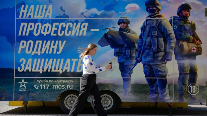 Meinungsforschung: In Russland werben mobile Rekrutierungsbüros für den Dienst an der Waffe - hier im Juni in Moskau mit dem Spruch "Unser Beruf ist die Verteidigung des Vaterlands".