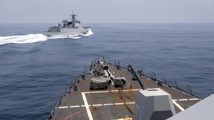 Mögliche Sanktionen gegen China: Dieses Foto zeigt der US-Marine zufolge eine Beinahe-Kollision in der Straße von Taiwan Anfang Juni: ein chinesischer Zerstörer schneidet dem amerikanischen Kriegsschiff USS "Chung-Hoon" den Weg ab.
