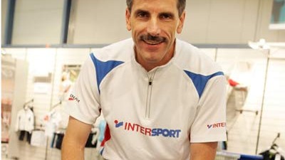 Intersport-Chef Klaus Jost: Klaus Jost am Tischkicker: Er spielt ansonsten auch passabel Tischtennis, schwimmt und läuft zweimal im Jahr Marathon.