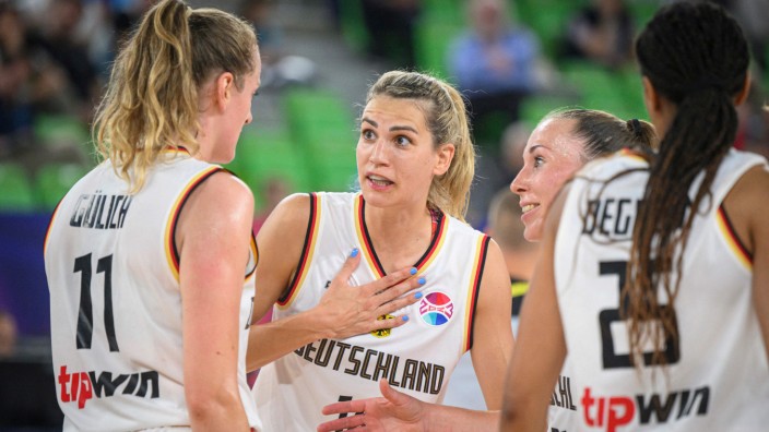 Basketball-EM der Frauen: Sonja Greinacher (Mitte) und die deutschen Basketballerinnen haben schon eine Menge erreicht in Slowenien - jetzt ist sogar eine Medaille möglich.