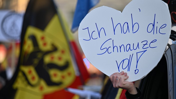 Thüringen: Tja, wovon denn nun genau? Person in Weimar bei einer Kundgebung der AfD.