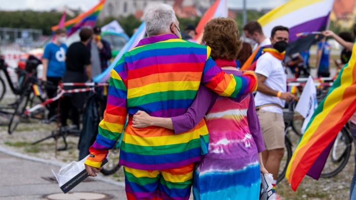 Christopher Street Day: Hinter dem Regenbogen wartet die Gleichstellung, um die queere Menschen noch immer ringen müssen.