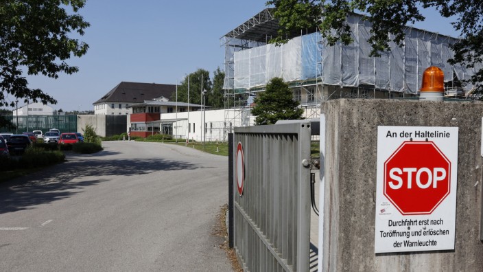 Kritik an Häftlings-Unterbringung: Die Justizvollzugsanstalt in Bernau am Chiemsee ist immer wieder in die Schlagzeilen geraten.