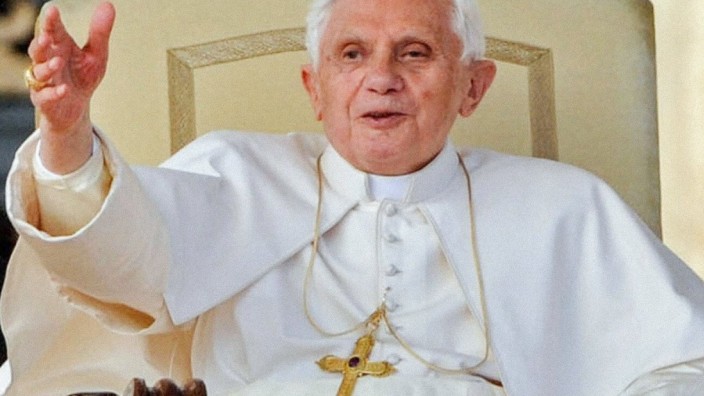 Fahndungserfolg: Das Brustkreuz, das der verstorbene Papst Benedikt XVI. der Kirchengemeinde in seiner Heimatstadt Traunstein geschenkt hatte, bleibt verschwunden. Den mutmaßlichen Dieb hat die Polizei nun aber gefasst.