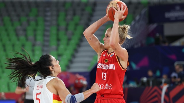 Deutschland bei der Basketball-EM: Bei der EM und auch sonst eine dominierende Kraft: Leonie Fiebich, die Schmerzen am Knie plagen.