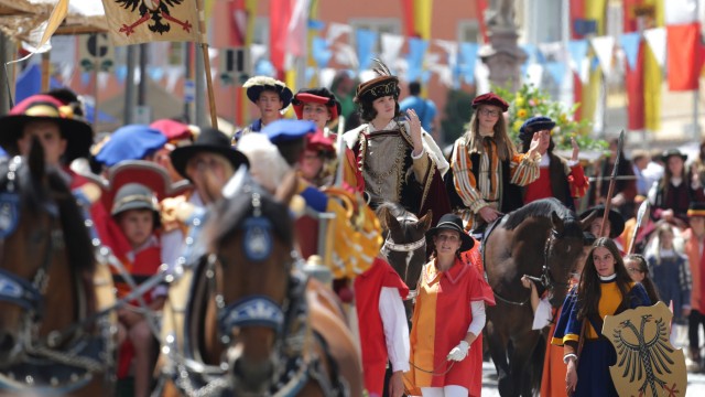 Mittelalterfeste in Bayern: "Kinder spielen die Geschichte ihrer Stadt", lautet alljährlich das Motto des Tänzelfestes in Kaufbeuren.