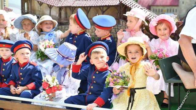 Mittelalterfeste in Bayern: 1700 Kinder schlüpfen für den Festzug in historische Gewänder.
