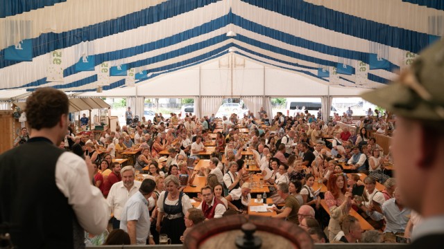 950-Jahr-Feier: Zum Anstich am Donnerstag ist das Zelt fast bis auf alle 1400 Plätze belegt. Noch bis Sonntag geht das Haarer Volksfest auf der Zirkuswiese.