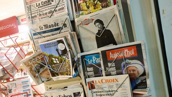 Französische Medien: Beim Tod von Queen Elizabeth 2022 ähnelten sich die Titel der französischen Zeitungen wie wohl in jedem Land der Welt - doch sonst ist die Presselandschaft politisch stark fragmentiert.