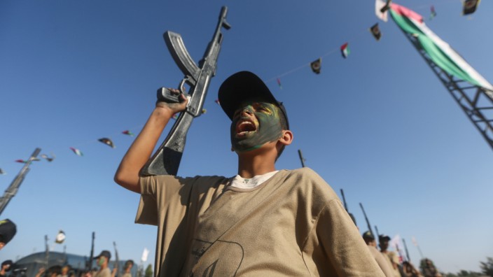 Palästinensische Jugendliche mit Holzwaffen in Chan Younis im Gazastreifen