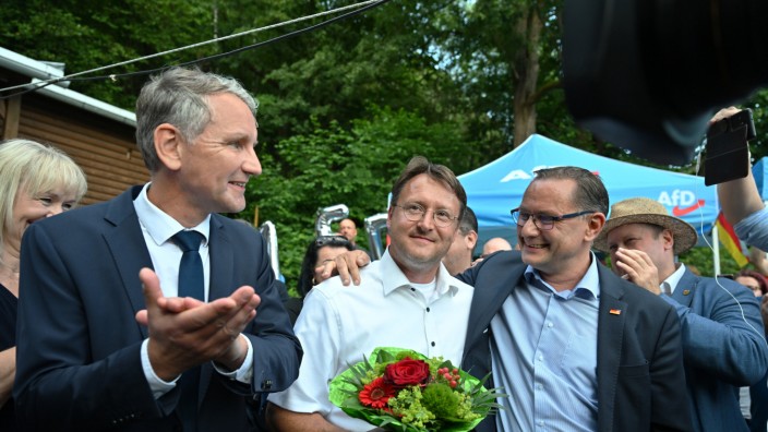 Thüringen: Björn Höcke, Vorsitzender der AfD Thüringen (li.), und Tino Chrupalla, AfD-Bundesvorsitzender (re.), gratulieren dem Wahlsieger des Thüringer Landkreises Sonneberg, Robert Sesselmann.