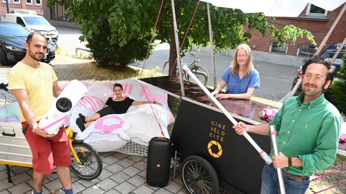 Kulturfest: Patrik Thomas (v. li.), Hanna Hütter, Andrea Benze und Sam Hosseini feiern mit dem mobilen Fahrradkino bei der Stadtteilwoche in Neuperlach Premiere.