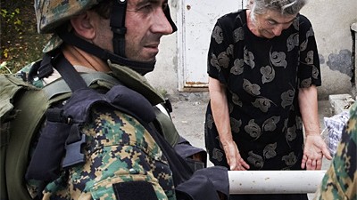 Kaukasus-Krise: "Wir können dafür konkrete Beweise vorlegen": Georgische Soldaten in Gori sollen Frauen und Kinder ermordet und ganze Dörfer niedergewalzt haben.