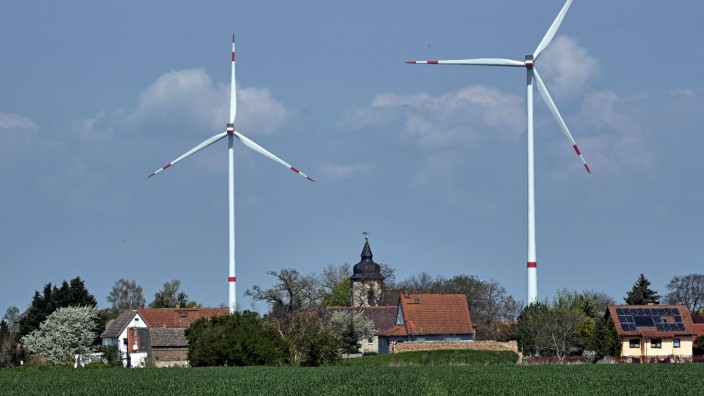 Grüner-Strom-Atlas: Ein Windrad vor der eigenen Haustür, wie hier nahe der Stadt Lützen in Sachsen-Anhalt, das gefällt nicht jedem.