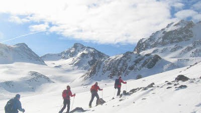 Vermisster Tourengeher: Viele Skitourengeher lockt die Herausforderung am Berg - die oft mit Gefahren verbunden ist.